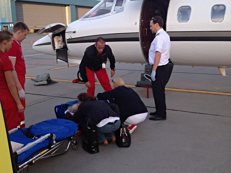 Перевозка пассажиров инвалидов. Инвалид в самолете. Носилки в самолете. Носилки для лежачих больных в самолете. Пассажир на носилках в аэропорту.